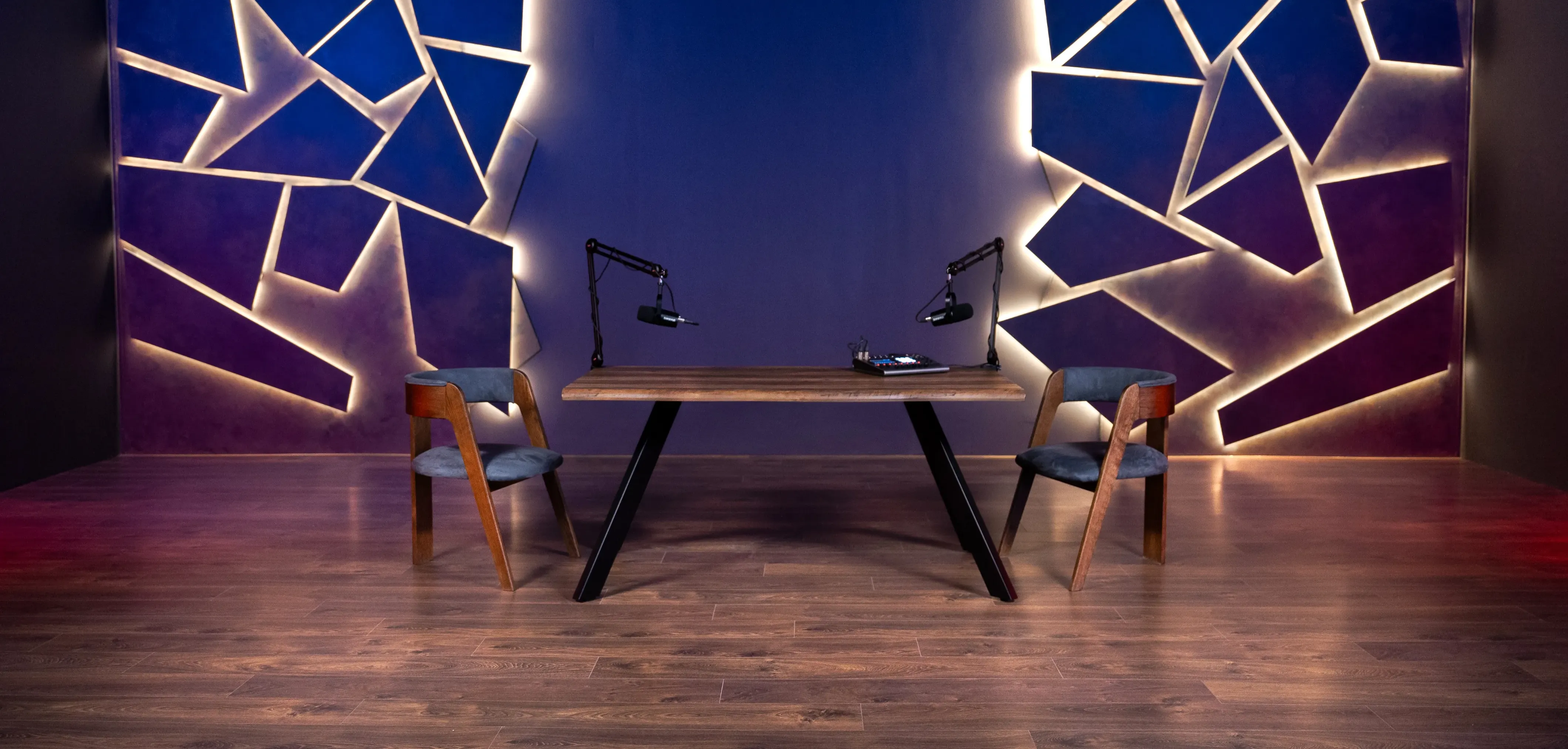 Інтер'єр залу Діамантова Кнопка — преміальна студія для відеоподкастів та YouTube-зйомок у Києві