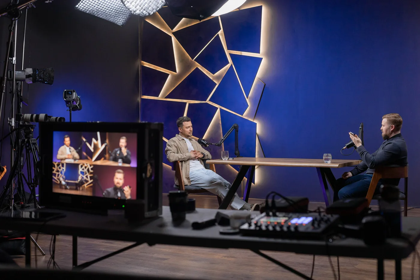 Режисерський монітор з двома планами — бекстейдж трансляції LOCATION