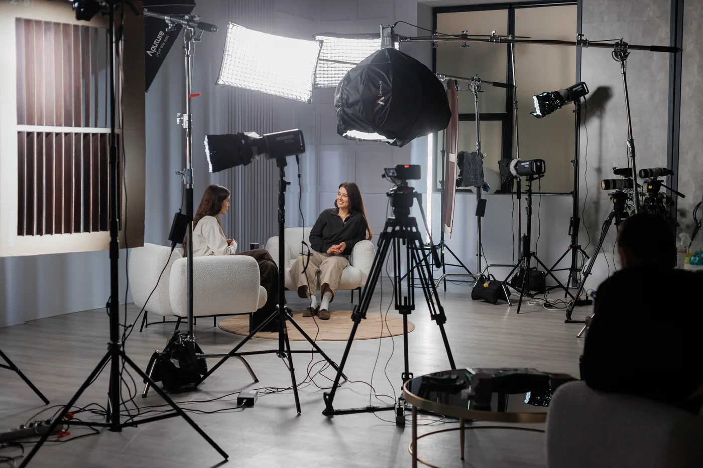 Подкаст у студії з геометричним декором — YouTube LOCATION