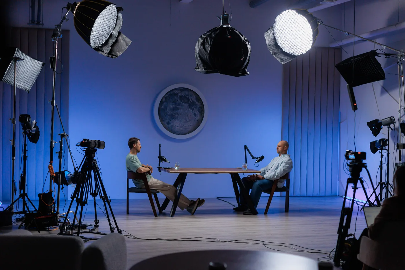 Два спікери — блакитне освітлення, YouTube-зйомка LOCATION