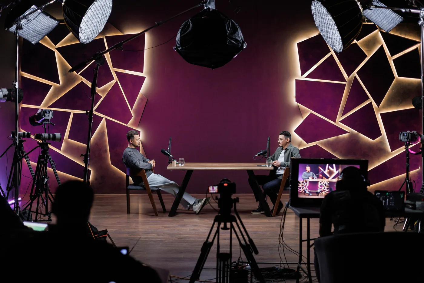 Зйомка подкасту у фіолетовому сеті — YouTube під ключ