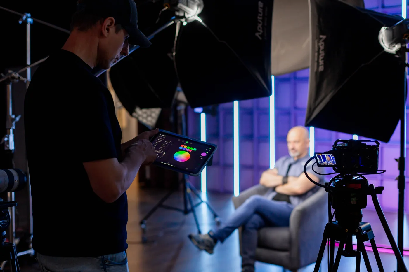 Оператор налаштовує кольоркорекцію — LOCATION production