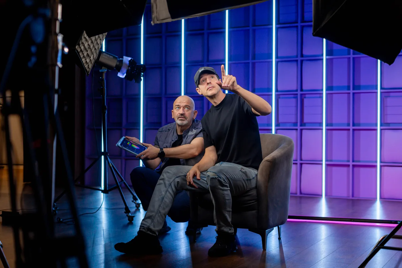 Режисер та гість у студії з неоновою підсвіткою — LOCATION