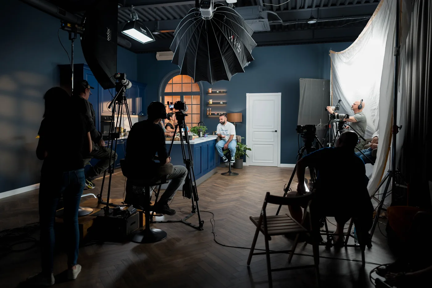 Бекстейдж зйомки з командою — LOCATION STUDIO