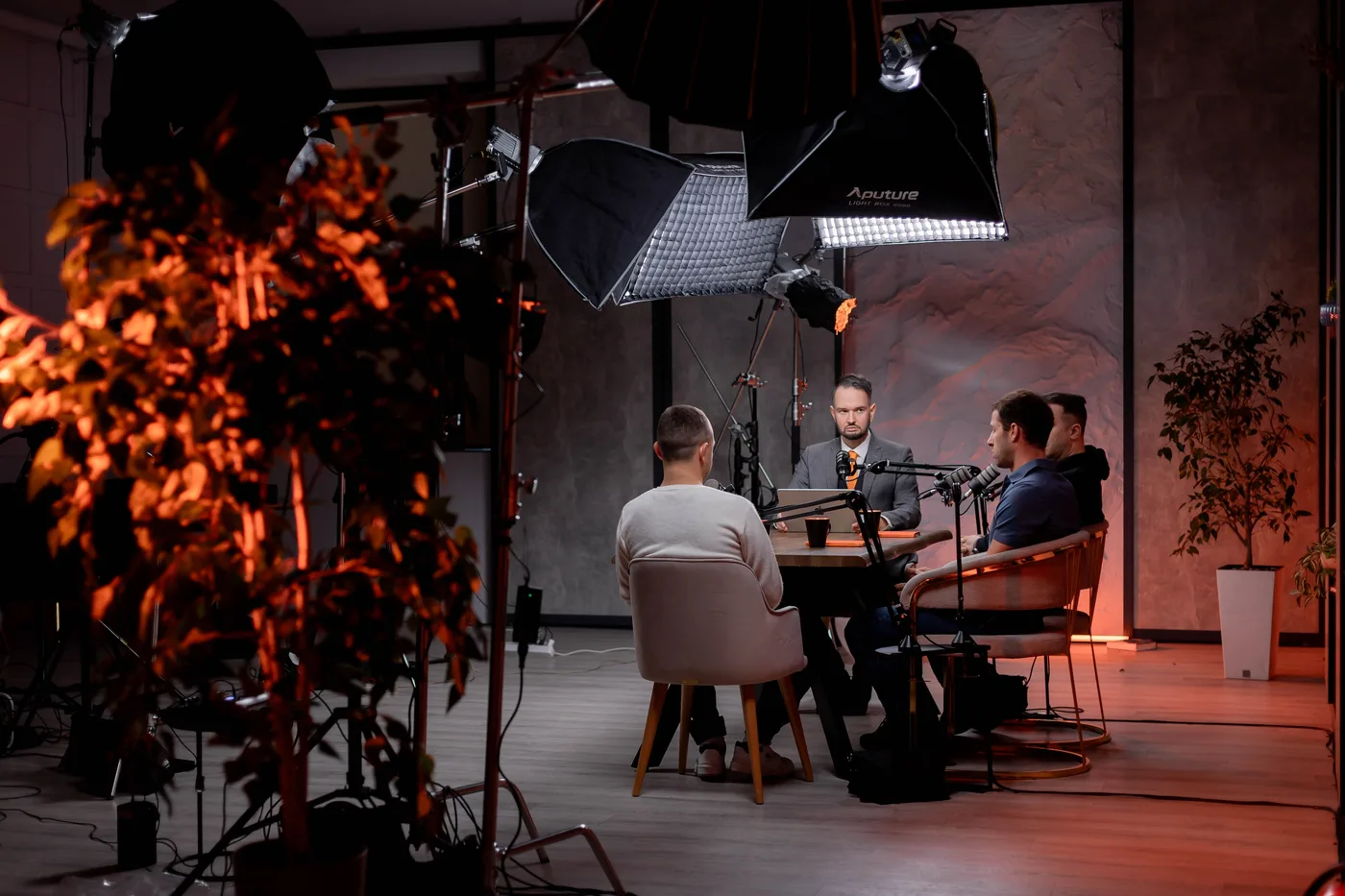 Професійна зйомка інтерв'ю та подкастів у студії LOCATION STUDIO Київ